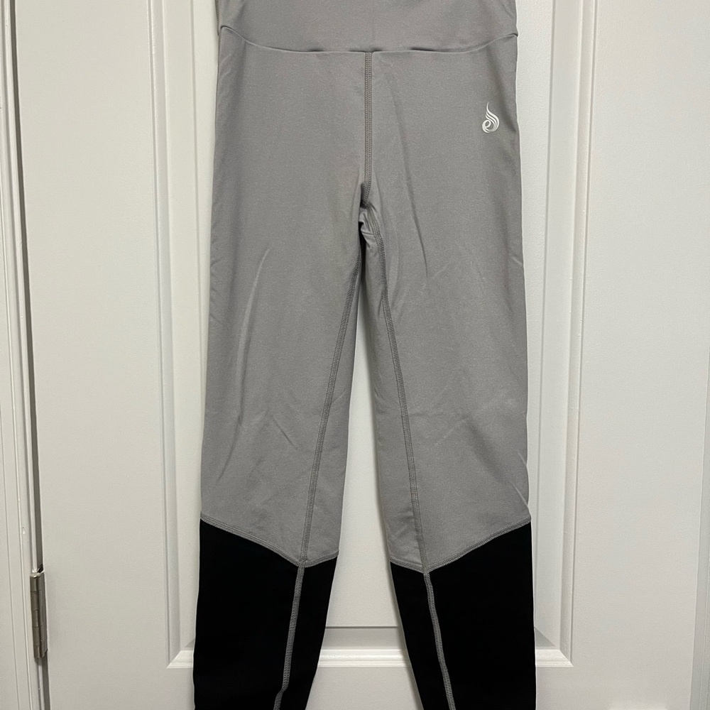 Women’s Ryderwear Scrunch Bum Gray and Black Leggings